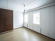 Kaksi pienempää makuuhuonetta sijaitsevat etupihan puolella.