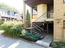 Portaikon alta suoraan käynti autohalliin