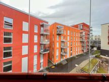 Lasitetulta parvekkeelta on avara näkymä lounaaseen.