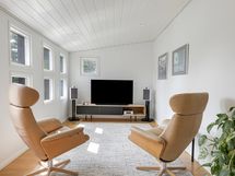 Yläkerran aula toimii toisena olohuoneena.