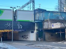 Takapihan puolelta pääsee kätevästi Tammelaan vievälle tunnelille, josta kulku asemalaitureille.