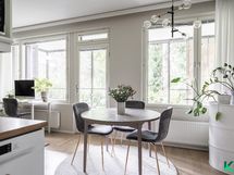 Isot ikkunat avautuvat terasille ja pihalle