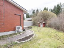 Päätyasunnolla on piha-aluetta hallinnassaan myös talon sivustalla.