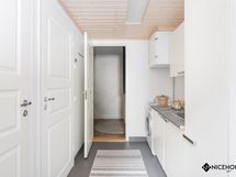 Kodinhoitohuone, jonka perällä on askarteluhuone, joka toimii esim. varastona tai leffahuoneena.