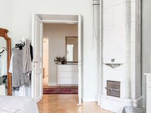 Kolmessa makuuhuoneessa sekä olohuoneessa on vanhat kakluunit, jotka ovat koristekäytössä