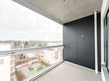 Lasitetulta parvekkeelta on näkymät pohjoiseen, sisäpihan suuntaan.