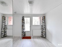 Alakerran huone