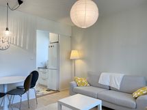 Näkymä olohuoneesta keittokomeron suuntaan