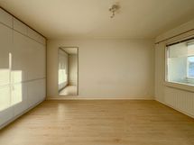 Iso makuuhuone, jonne saisi sängyn lisäksi helposti vaikka työpisteen.