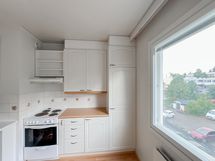 Tilava keittiö, jonne mahtuu myös ruokapöytä tuoleineen.