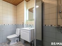 Yläkerran kylpyhuone.
