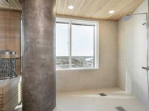 Yläkerran kylpyhuone