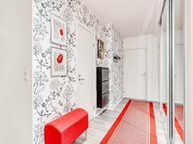 Eteisessä on liukuovikaapisto ja vasemmalla vaatehuone