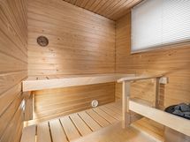 Ikkunallinen sauna.