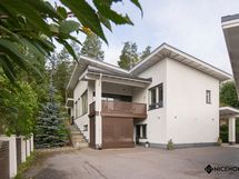 Tervetuloa upeaan kivitaloon metsän laidalle!