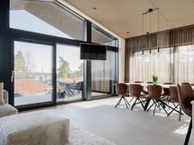 tilaa reilunkokoiselle ruokapöydälle