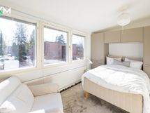 Yläkerran toinen makuuhuoneista.