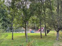 Suojaisa leikkipaikka perheen pienimmille sijaitsee vieressä!