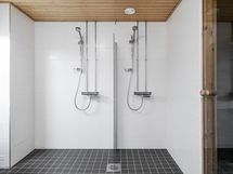 Alakerran pesuhuone/sauna.