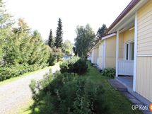 Taloyhtiön etupihaa