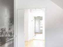 Vaatehuoneen vieressä oleva makuuhuone