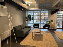 Kerhotilasta löytyy 2-istuttava sohva, 2 nojatuolia ja 6-hengen pöytäryhmä.