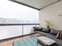 Tilava lasitettu parveke länteen