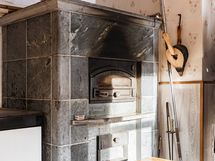 Todella massiivinen leivinuuni, vuolukivinen lämmön lähde.