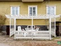 Pergola pihan puolella