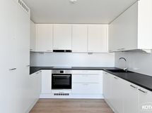 moderni keittiö integroiduin kodinkonein