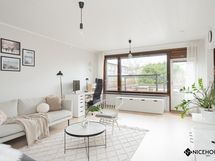 Avarasta olohuoneesta on käynti suojaisalle huoneistopihalle.