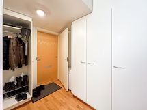 Kaappeja löytyy myös eteisestä.