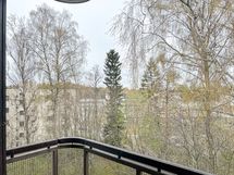 Parvekkeelta on rauhalliset näkymät lounaaseen.