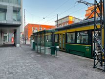 Ratikalla pääsee keskustaan suoraan talon edestä.