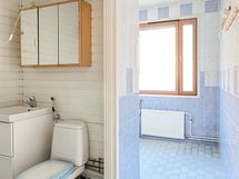 Kylpyhuoneeseen mahtuu ikkunan eteen kulmaan isokin pyykinpesukone.