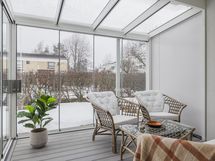 Olohuoneesta on käynti lasitetulle terassille.