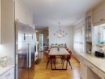 Keittiössä iso ruokailutila