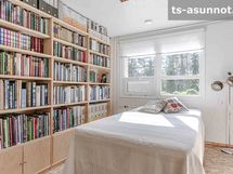 Alakerran makuuhuone 1.