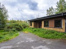 Talo on perustettu hyvään korkoon ja pihan kaadot ovat riittävät. Missään ei vesi seiso seinustalla