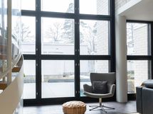 Keskikerroksen olohuonetta korkein ikkunoin