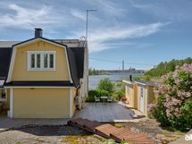 Piha on jaettu kahteen oleskelutasoon, jossa puuportaat johdattelevat kulkua.