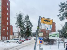 Kulkuyhteyksiä on hyvin saatavilla, vieressäkin on pysäkki