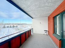 Asunnossa on todella iso parveke joka on lasitettu ja lännen suuntaan.