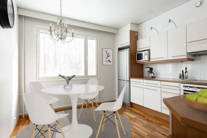 Kerrostalo, Kolmio lasitetulla parvekkeella, 74 m², Holsti