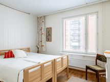 Päämakuuhuone on tilava ja varustettu kaapistolla