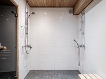 Taloyhtiön saunan kylpyhuone