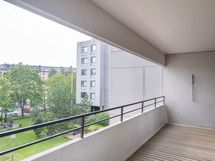 Tilava parveke, joka on mahdollista lasittaa