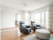 Valo tulvii suurista ikkunoista ylimpään kerrokseen