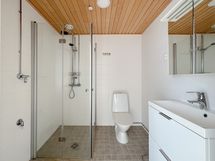 Kylpyhuone on tilava, pesukone mahtuu hyvin. Yhtiössä on myös kaksi pesutupaa.