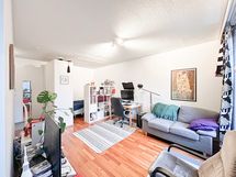 Alkovi  (181x200 cm) tuo tilan tuntua.